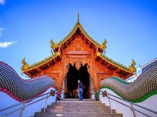 A short trip from Chiang Mai! Refresh your soul at the colorful Wat Ban Den temple