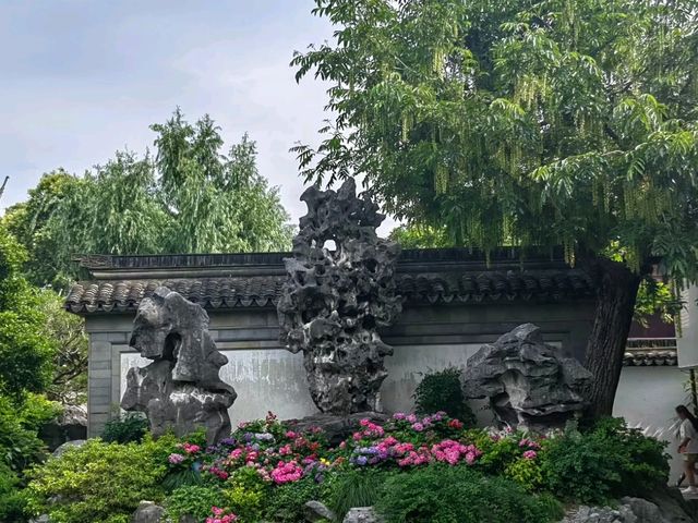 A Ming Dynasty Dream, Wrapped in Shanghai’s Neon Embrace