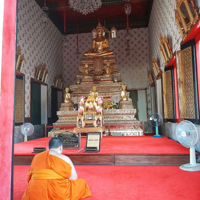 สักการะพระพุทธประติมากรและพระเจ้าห้าพระองค์