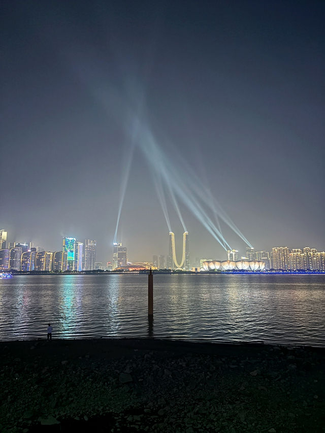 เดินเล่นชมแสงไฟริม Qiantang River