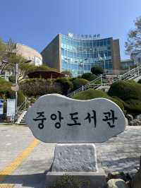 부산 오르막 끝에 있는 중앙도서관 