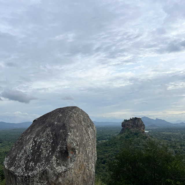 Pidurangala Rock : An epic Panorama of the Lion Rock