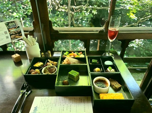 Salon de KANBAYASHI(上林春松本店) 五段重アフタヌーンティー(5단 상자 교토 애프터눈티)
