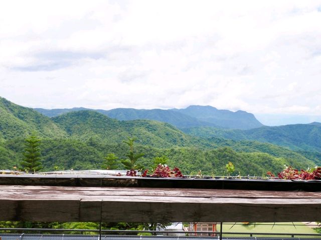 ร้านพิซซ่าท่ามกลางวิวภูเขา
