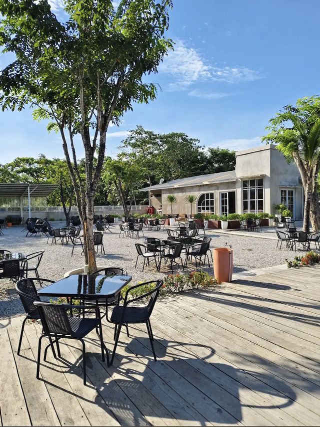 Moora Eatery: Batam’s Lakeside Flavor Haven