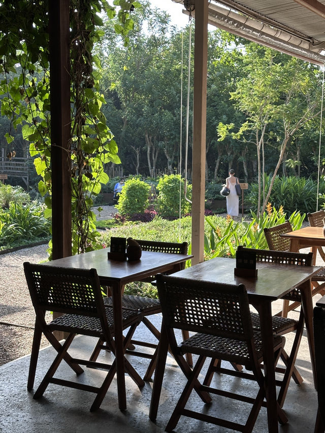 울루와뚜 돌아다니다가 조용히 쉬고 싶어서 들어간 % Arabica Coffee ☕