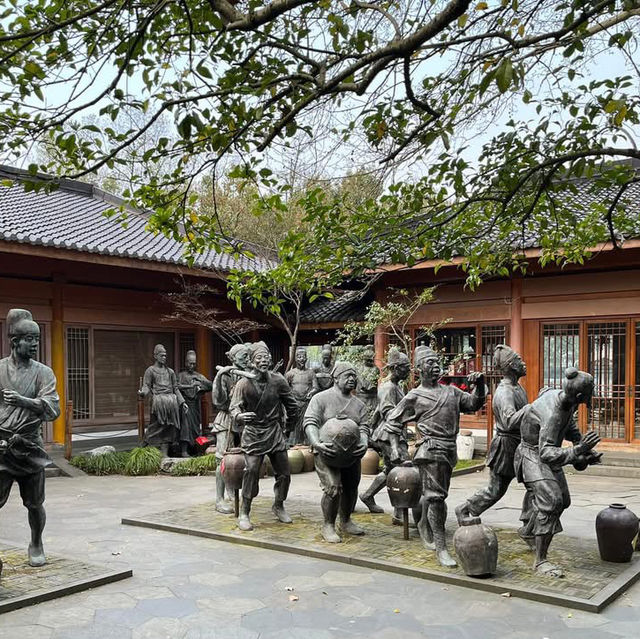 🌅 West Lake (西湖): A Grand Stage of Nature and Culture