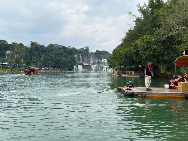 🌊 Detian Transnational Waterfall (德天跨国大瀑布) – A Natural Wonder Shared by Two Nations! 🌊 Detian Transnational Waterfall (德天跨国大瀑布) – A Natural Wonder Shared by Two Nations!