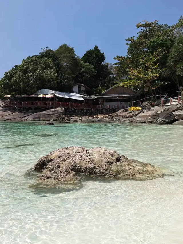 เกาะราชาใหญ่ 🌴 น้ำใส ทรายขาว และความสงบ