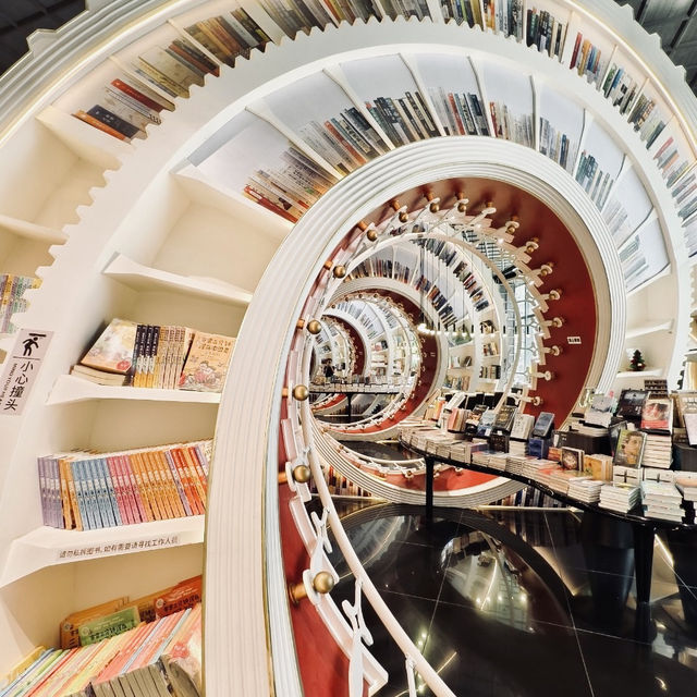 摩天輪下最美書店《鍾書閣》,隨手一拍都出片! 摩天輪下最美書店《鍾書閣》,隨手一拍都出片!