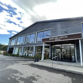 長野県甲州市にお越しの際は、人気の丸山コーヒー店をお見逃しなく。熟練バリスタが新鮮なコーヒー豆をその場で焙煎するだけでなく、様々なフレーバーのコーヒー製品を取り揃えています。コーヒー愛好家の方にも、お土産をお探しの方にも、きっとお気に入りの一品が見つかるはずです。長野県屈指のお土産として知られているのも納得です。

おすすめルート:丸山コーヒーは市内中心部に位置し、交通の便も抜群です。午前中に訪れるのがおすすめです。まずは店内の温かく香り高い雰囲気を味わい、ゆっくりとお気に入りの商品を選んでください。試飲コーナーでは、焙煎度合いが異なるコーヒーを常時試飲できます。スタッフとコミュニケーションを取りながら、それぞれの豆の風味特性について学ぶことができ、お買い物の参考になります。

おすすめスポットと撮影スポット:店内で自家焙煎のブティックコーヒーをぜひお試しください。季節の豆やハンドドリップのブティックコーヒーなど、特別なコレクションもお見逃しなく。一部の店舗ではコーヒーワークショップも開催しており、淹れ方を実際に体験できるのも魅力です。モダンな内装と、棚に整然と並べられたコーヒー商品は、特にスタイリッシュです。

豆知識:
1. 平日の午前中は比較的空いているため、写真撮影やゆったりとした時間を過ごすのに最適です。
2. ワークショップや限定商品がある場合は、事前にオンラインまたは電話で予約することをお勧めします。
3. 丸山コーヒー店は幅広い商品を取り揃えています。
4. 店内は居心地の良い空間で、ゆっくりと味わえるため、誰にも邪魔されずにゆっくりと時間を過ごすことができます。ゆったりとした午後のひとときに最適です。
5. 電子決済に対応しているので、お土産の購入にも便利です。

注:ワークショップや限定豆の販売は有料または数量限定のため、事前にご確認ください。

まとめると、丸山コーヒー店は、コーヒーを楽しむためでも、お土産を買うためでも、訪れる価値のある場所です。上質なコーヒーを楽しみたい方、そして素敵なお土産をお探しの旅行者の方に、ぜひおすすめします!

関連トピック:
#甲州地グルメ #長野県カフェ #ブティックコーヒーの写真 #旅行土産ガイド #丸山コーヒー