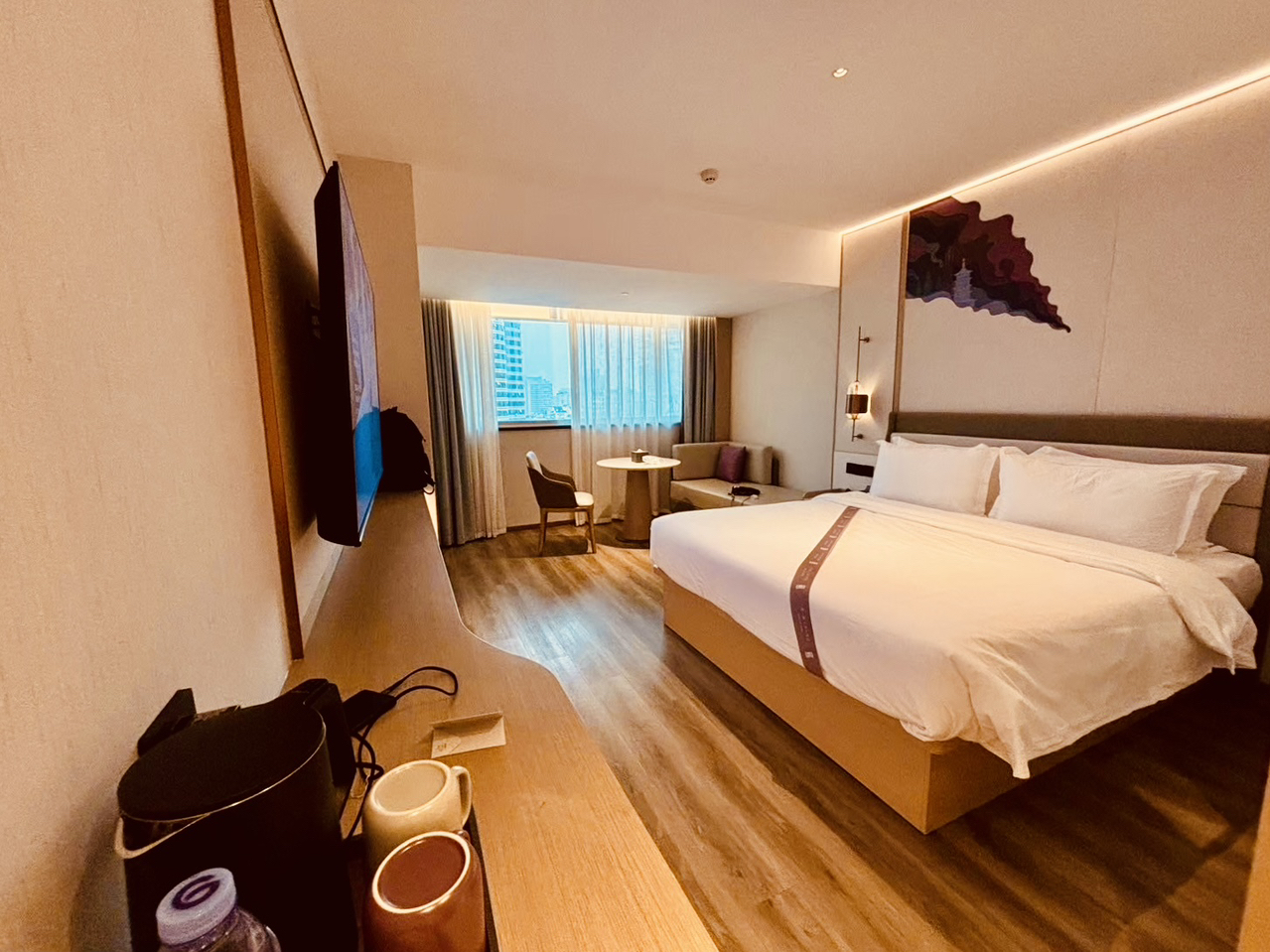 Elong Hotel is beloved by travelers for its comfortable ambiance and attentive service ❤️. Conveniently located near famous attractions such as West Lake and Lingyin Temple, it is surrounded by bustling commercial areas with excellent amenities 🚊.

The rooms are spacious and bright, equipped with smart devices and high-quality amenities. Guests can enjoy relaxing city views from the windows.

The hotel offers comprehensive facilities, including a gym 🏋️, self-service laundry, and a sumptuous breakfast catering to both Chinese and Western tastes 🍳.

The front desk staff are friendly and meticulous, always ready to assist guests with their needs, providing a sense of security and comfort.

Whether for family vacations or business trips, Elong Hotel combines warmth, convenience, and quality to create an unforgettable stay for travelers 🧳.