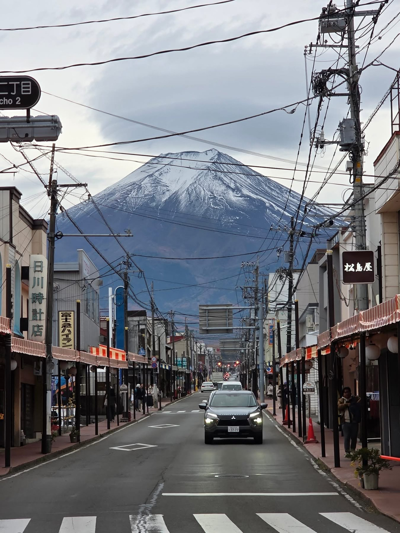 #11月好去處2025 

#富士山 #吉田市 #日川時計店
#冬遊 #雪景 

冬天是欣賞富士山最好的時機，也是為美的景色。

富士吉田市，遊客必遊的街道，可以拍出絕美照富士山，這裡商圈氛圍也非常不一樣，可以好好逛逛，遊客尋找日川時計店，這裡是最近地點唷。

忍野八海，濃濃日本氛圍的小村莊，這裡擠滿了遊客，從湖裡可拍攝富士山倒影，美麗的景點。

也可以參考一日遊行程，非常實惠便利～
https://tw.trip.com/m/things-to-do/detail/71884486?locale=zh-TW&curr=TWD

#一日遊 #包團 #日本旅遊 