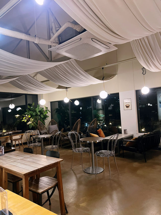 늦가을 저녁 조용한 카페에서🔮