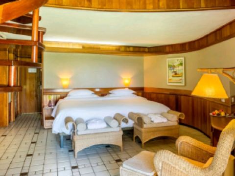 Summerville Resort – All Inclusive (รีวิวแบบจัดเต็ม 💙☀️)

✨ รีสอร์ตสวยบรรยากาศดี ริมทะเลสไตล์ทรอปิคอล
Summerville Resort เป็นรีสอร์ตแบบ All Inclusive ที่ขึ้นชื่อเรื่องความสะดวกสบาย ห้องพักกว้าง สระว่ายน้ำใหญ่ และบรรยากาศชิลริมทะเล เมือง Porto de Galinhas ประเทศบราซิล ใครที่ชอบพักผ่อนแบบไม่ต้องคิดเยอะ—ที่นี่ตอบโจทย์สุดๆ เพราะรวมอาหาร เครื่องดื่ม และกิจกรรมหลากหลายไว้ให้เรียบร้อย


---

🌴 ไฮไลต์ที่พัก

🛏 ห้องพักกว้าง สะอาด สไตล์โคโลเนียลรีสอร์ท

🍽 อาหารเช้า All Inclusive คุณภาพดี มีให้เลือกเยอะ

🏊♀️ สระว่ายน้ำขนาดใหญ่ โซนเด็ก–ผู้ใหญ่ครบ

🌅 วิวทะเลสวย มีมุมถ่ายรูปเพียบ

🎶 กิจกรรมตลอดทั้งวัน บรรยากาศสนุกแต่ผ่อนคลาย



---

🍳 รูปอาหารเช้า

อาหารเช้า:

มีทั้งเบเกอรี่สด ผลไม้ตัดใหม่

เมนูร้อนหลากหลาย: ไข่ ทำสด, แพนเค้ก, ไส้กรอก

น้ำผลไม้คั้นสด / กาแฟกลิ่นหอมมาก
อิ่มจุกๆ แบบคุ้มสุดๆ ของ All Inclusive จริงๆ



---

🛏 รูปห้องนอน

จุดเด่นของห้องพัก:

เตียงใหญ่ นอนสบาย หมอนนุ่ม

โทนห้องสบายตา สะอาดและมีแสงธรรมชาติ

พื้นที่ใช้สอยเยอะ พร้อมโซนที่นั่งพักผ่อน

ระเบียงมองเห็นสวนหรือสระว่ายน้ำ



---

🛁 รูปห้องน้ำ

ห้องน้ำ:

กว้าง สะอาด

ฝักบัวแรงดี

มีอุปกรณ์ครบ สบู่ แชมพู โลชั่น



---

🌅 วิวสวยๆ รอบโรงแรม

พื้นที่รอบรีสอร์ต:

เขียวชอุ่มสุดๆ บรรยากาศดีมาก

เดินเล่นยามเช้า–เย็นสบาย

มีจุดถ่ายรูปริมทะเลและสวนเยอะมาก



---

🏊♂️ รูปสระว่ายน้ำ

สระว่ายน้ำ:

ใหญ่และแบ่งโซนดี

มีบาร์ริมสระ 🍹

มุมนอนอาบแดดเยอะ



---

🌙 มุมสวยๆ ยามค่ำคืน

ตอนกลางคืนโรแมนติกมาก ไฟสวย เงียบสงบ เหมาะกับเดินเล่น ฟังเพลง หรือจิบเครื่องดื่มเบาๆ


---

📌 สรุปความประทับใจ

✨ คุ้มค่า สำหรับคนที่อยากผ่อนคลายแบบไม่คิดเยอะ
✨ บริการดี อาหารอร่อย สถานที่สวย
✨ เหมาะกับทั้งครอบครัวและคู่รัก


---

แฮชแท็ก

#SummervilleResort #AllInclusive #BrazilResort #PortodeGalinhas #BeachResort #LuxuryStay #รีสอร์ทสวย #ทะเลบราซิล #VacationMode #ที่พักสวยบรรยากาศดี

ถ้าต้องการเวอร์ชั่นภาษาอังกฤษ หรืออยากให้ปรับสไตล์รีวิวให้ขายของ/โพสต์ลงเพจ บอกได้เลยนะคะ 💙