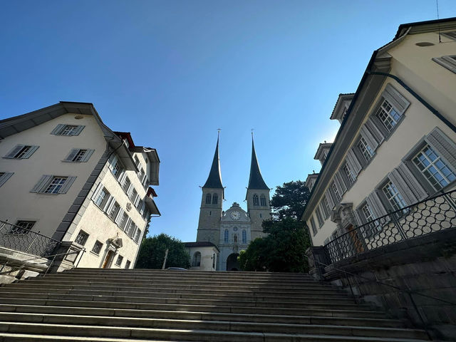 瑞士琉森分享 聖萊奧德伽爾教堂 琉森湖 卡佩爾木橋