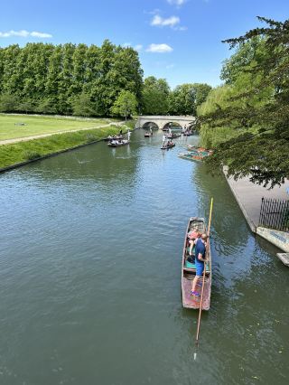 #สถานที่ท่องเที่ยวเดือนกุมภาพันธ์ 2026

เมื่อมาเยือนเคมบริดจ์ จุดหมายปลายทางที่ทุกคนตั้งตารอมากที่สุดคงหนีไม่พ้นวิทยาลัยทรินิตี้ วิทยาลัยคิงส์ และต้นแอปเปิล การเดินเล่นบนสะพานหรือริมฝั่งแม่น้ำ ชมนักท่องเที่ยวล่องเรือในคลอง ก็เป็นสิ่งที่ห้ามพลาดเช่นกัน

วิทยาลัยทรินิตี้ ก่อตั้งขึ้นในปี 1546 เป็นหนึ่งในวิทยาลัยที่ใหญ่ที่สุดและมีชื่อเสียงที่สุดของมหาวิทยาลัยเคมบริดจ์ ขนาดของวิทยาลัยแห่งนี้ได้รับการพิจารณาว่าเป็นหนึ่งในวิทยาลัยชั้นนำของเคมบริดจ์มาอย่างยาวนาน ตั้งอยู่ในใจกลางเมือง

สถานที่ท่องเที่ยวที่มีชื่อเสียง ได้แก่ ลานกว้างใหญ่ (Great Courtyard) ซึ่งได้รับการยกย่องว่าเป็น "ลานที่สวยที่สุดของเคมบริดจ์" ห้องสมุดเลน (Lane Library) และต้นแอปเปิลนิวตัน ต้นไม้บนสนามหญ้าทางเข้ากล่าวกันว่าเป็นลูกหลานของต้นแอปเปิลที่สร้างแรงบันดาลใจให้นิวตัน และกล่าวกันว่าหน้าต่างด้านหลังต้นแอปเปิลนั้นเป็นหน้าต่างหอพักของนิวตัน

คิงส์คอลเลจเป็นสถานที่ที่นักเขียนและกวีชื่อดังอย่างซู จื้อโม ศึกษาตั้งแต่ปี 1921 ถึง 1922 และเขียนบทกวีชื่อดัง "กล่าวคำอำลาเคมบริดจ์อีกครั้ง" ในช่วงเวลานั้น จุดเด่นที่สุดของคิงส์คอลเลจคือโบสถ์ประจำวิทยาลัย

ที่นี่ การเดินเล่นริมฝั่งแม่น้ำและชื่นชมทิวทัศน์ของวิทยาลัยทั้งสองฝั่ง ขณะที่นักท่องเที่ยวพายเรือเล่น เป็นประสบการณ์ที่ผ่อนคลายและสนุกสนานอย่างแท้จริง

#travel2026 #UniversityCity #King'sCollege #TrinityCollege #XuZhimo #NewtonAppleTree #Boating


