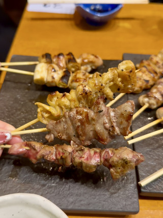 沖繩中價位高質好吃的炭火串燒🍢🍺｜焼鳥パーラー ゴウ（平和通り店）