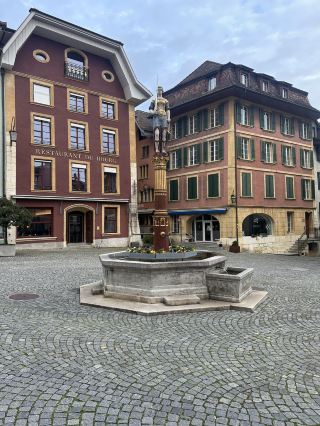 🏘️ Old Town Neuchâtel – One of the most charming and tranquil old towns in Switzerland.