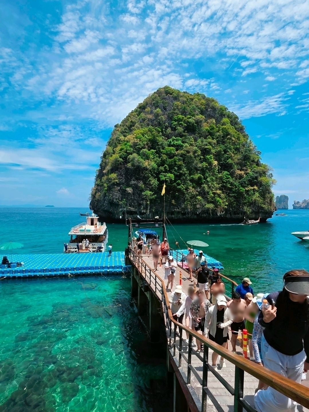 Phuket 🏝 Chuyến đi khám phá các đảo

Tận hưởng trọn vẹn ánh nắng và những con sóng! Làm sao bạn có thể bỏ lỡ cơ hội đi khám phá các đảo khi đến Phuket? Lần này, mình sẽ chia sẻ với các bạn lịch trình khám phá đảo yêu thích của mình, mỗi điểm tham quan đều tuyệt vời để chụp ảnh, chưa đến đó nghĩa là chưa đến Phuket!

Vịnh Maya 🦈
Nằm trên một trong những hòn đảo Phi Phi, đây là phim trường của bộ phim "The Beach", cát trắng mịn và nước trong vắt, chụp ảnh chắc chắn là điều không thể bỏ qua! Nên đến sớm để tránh đám đông và chụp được những bức ảnh đẹp ~

Hang Viking Hang Viking
Hang động bí ẩn này là nơi trú ngụ của rất nhiều dơi và tranh vẽ, bạn có thể thấy người dân địa phương leo núi đá để thu thập tổ chim. Nơi đây chứa đựng nhiều lịch sử và là một điểm tham quan nhỏ rất đặc biệt.

Phi Phi Leh Đảo Phi Phi nhỏ
Hòn đảo nhỏ hoang sơ không người ở, nước biển màu ngọc lam cùng với hoạt động lặn biển tuyệt vời! Lặn với ống thở cho phép bạn nhìn thấy cá và san hô cận cảnh, thật thư giãn.

Phi Phi Don Đảo Phi Phi lớn
Hòn đảo lớn nhất trong quần đảo, thật tuyệt vời! Nơi đây có rất nhiều khách sạn, nhà hàng, quán bar, rất tuyệt để tụ tập bạn bè và tổ chức tiệc tùng. Nếu bạn muốn thưởng thức cocktail và ngắm hoàng hôn, đây chính là địa điểm lý tưởng.

Vịnh Xanh Pileh (Pileh Lagoon Green Bay)
Nước biển màu ngọc lam tuyệt đẹp, lặn biển/lặn ngắm san hô/thư giãn, chắc chắn không thể bỏ lỡ! Vừa bước vào, tôi đã cảm thấy như đang ở thiên đường.

Đảo Trứng Koh Khai (Koh Khai Egg Island)
Một hòn đảo nhỏ xinh (nằm ở phía đông bắc Phuket), bãi biển cát trắng mịn, nước trong vắt. Rất thích hợp cho gia đình hoặc dành một buổi chiều với bạn bè.

Bãi biển Khỉ (Monkey Beach) 🐒
Như tên gọi, có rất nhiều chú khỉ nhỏ dễ thương đứng chào đón du khách! Hãy nhớ đừng cho chúng ăn, hãy trân trọng chúng, đó là điều tuyệt vời nhất. Lặn ngắm san hô ở đây cũng rất tuyệt!

✨Các tour du lịch ngắn ngày:
Tất cả các đảo nhỏ và điểm tham quan đều nằm ngoài Phuket và hầu hết các tour đều bao gồm đi thuyền. Bạn nên mang theo kem chống nắng, đồ bơi, đồ ăn khô và túi chống nước!

Chuyến đi tham quan các đảo trong ngày tuy ngắn nhưng rất đáng giá! Chuyến đi Phuket này chắc chắn sẽ không làm bạn thất vọng, những bãi biển đầy nắng sẽ nhanh chóng để lại ấn tượng tốt đẹp cho chuyến đi này ~