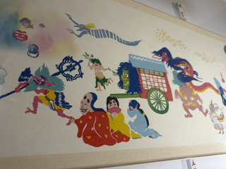來去北投古蹟建築看「百鬼夜行」!
北投溫泉博物館
是第一次來北投絕對不會錯過的熱門景點
曾是東亞最大的溫泉公共浴池
入口在2樓
榻榻米大廳和特殊的「望樓」
都是建築亮點
還有知名的礦石「北投石」展示
但是 2026年夏天的北投溫泉博物館
引進京都高台寺的「寺寶」
百鬼夜行圖
將古蹟呈現完全不同的風貌
話說2006年高台寺開創四百週年起
舉辦「百鬼夜行展」
從此每年夏季都會公開寺中
所珍藏的妖怪繪卷和地獄圖
20年後在北投
台灣民眾也有幸可以看到這些珍寶
不同畫家 不同時期
所繪製的百鬼夜行圖都不同
我個人最喜歡的是2023年版
插畫家用現在的觀點
加入妖怪守護孩童的觀點
所呈現的百鬼夜行圖
少了恐怖的氣氛 多了一絲溫暖
【高台寺 - 百鬼夜行展 in 北投】
展期到11/1 免費參觀