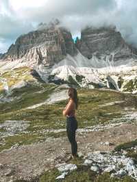 이탈리아 돌로미테의 트레 치메 디 라바레도(Tre Cime di Lavaredo) 방문은 매혹적인 자연 속에