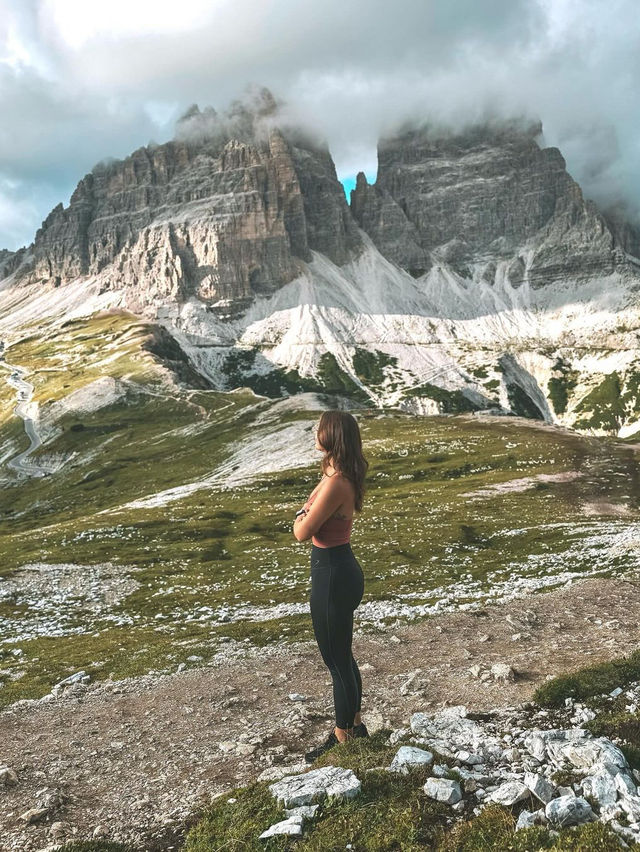 이탈리아 돌로미테의 트레 치메 디 라바레도(Tre Cime di Lavaredo) 방문은 매혹적인 자연 속에