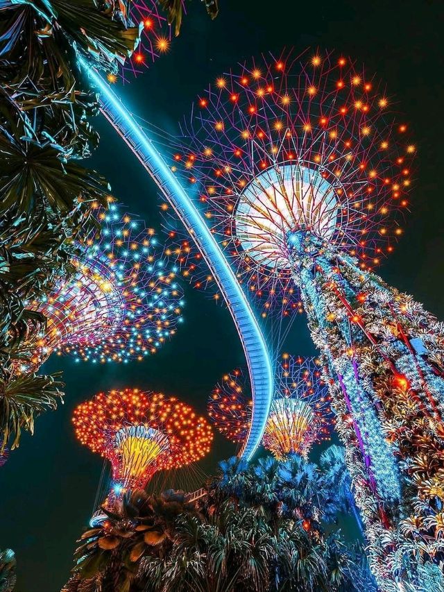 🌿✨ Exploring the Magic of Supertree Grove! 🌺🌱
