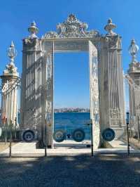 🏛️ Dolmabahçe Palace – Ottoman Grandeur on the Bosphorus
