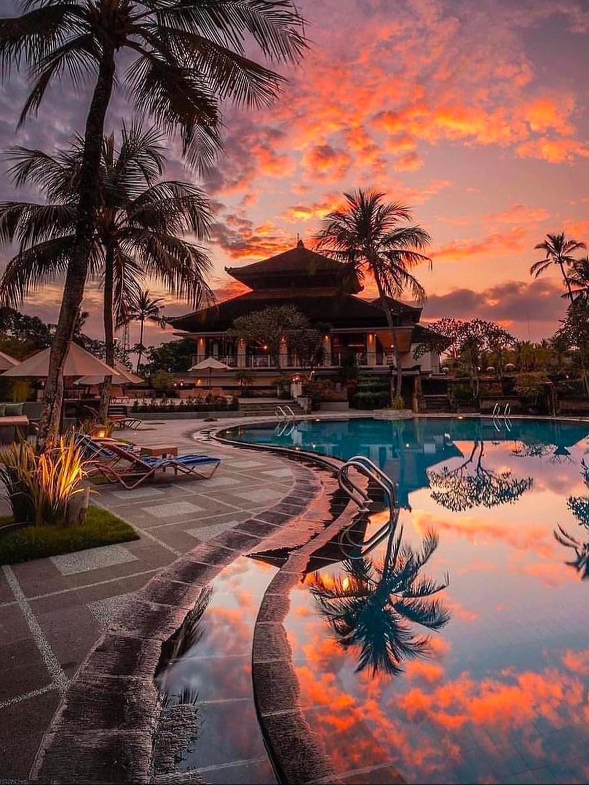 Bali menawarkan pengalaman luar biasa tanpa harus menguras dompet Anda. Untuk menghemat biaya, fokuslah pada gaya hidup lokal, terutama dengan berkunjung selama musim sepi (menghindari keramaian musim panas) dan memilih akomodasi seperti hostel atau homestay daripada vila mewah. Kunci keberhasilan anggaran adalah makan di tempat makan lokal—cari makanan Indonesia yang murah dan autentik di Warung daripada kafe bergaya Barat.
🛵 Transportasi Murah
Bali tidak memiliki transportasi umum yang komprehensif, sehingga transportasi pribadi menjadi penting. Pilihan paling hemat untuk pelancong yang percaya diri adalah menyewa skuter (pastikan Anda memiliki SIM internasional dan asuransi perjalanan yang baik!). Untuk jarak pendek atau saat Anda tidak ingin mengemudi, gunakan aplikasi ride-hailing seperti Gojek atau Grab; opsi motor mereka cepat dan murah. Untuk perjalanan sehari ke lokasi yang lebih jauh, pertimbangkan untuk berbagi mobil dengan sesama pelancong atau menyewa sopir pribadi untuk sehari agar biaya dapat dibagi. Selalu tawar-menawar dengan sopan di pasar lokal, tetapi gunakan aplikasi ride-share untuk menghindari taksi tradisional yang tidak menggunakan meteran dan mahal.
✅ Yang Harus dan Tidak Harus Dilakukan
• Harus: Hormati budaya Hindu lokal. Berpakaianlah dengan sopan (tutup bahu/lutut, gunakan sarung) saat mengunjungi pura, dan jangan pernah menyentuh kepala orang Bali.
• Jangan: Menginjak canang sari kecil yang diletakkan di tanah setiap hari—mereka adalah persembahan suci.
• Harus: Bawa uang tunai (Rupiah Indonesia) untuk warung, pasar, dan ongkos transportasi kecil.
• Jangan: Menunjukkan kasih sayang di depan umum (PDA); jaga seminimal mungkin untuk menghormati adat setempat.
• Harus: Tawar-menawar dengan sopan saat berbelanja di pasar; ini diharapkan, tetapi tetaplah ramah.
• Jangan: Lupa asuransi perjalanan, terutama jika Anda menyewa skuter! Kecelakaan adalah penyebab utama pengeluaran tak terduga.