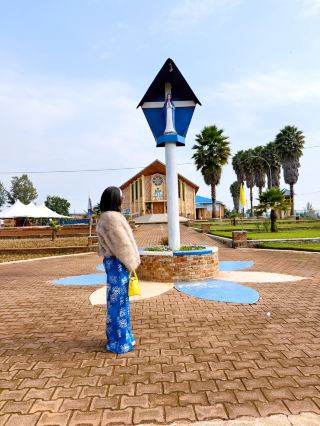 การไปเยือนวัดแม่พระแห่งคิเบโฮเป็นประสบการณ์ที่ซาบซึ้งใจอย่างยิ่ง ตั้งแต่วินาทีแรกที่มาถึง คุณจะสัมผัสได้ถึงความสงบ สร้างพื้นที่สำหรับการไตร่ตรองอย่างเงียบๆ สารของพระแม่มารี – การเรียกร้องให้สวดภาวนา การสำนึกผิด และความรัก – ดังก้องอยู่ในหัวใจอย่างทรงพลัง

บริเวณโดยรอบเป็นเครื่องพิสูจน์ถึงศรัทธา โดยเฉพาะอย่างยิ่งฉันประทับใจกับแหล่งน้ำ ซึ่งเป็นสถานที่ที่มีความสำคัญอย่างยิ่ง มันเป็นเครื่องเตือนใจที่จับต้องได้ถึงความหวังและการเยียวยาที่คิเบโฮเป็นตัวแทน การได้เห็นผู้คนมารวมตัวกันที่นั่น เพื่อแสวงหาความสงบและความเข้มแข็ง ยิ่งตอกย้ำพลังแห่งความเชื่อที่ยั่งยืน

โบสถ์น้อยตั้งตระหง่านเป็นดั่งประภาคารแห่งความศรัทธา และสวนโดยรอบเป็นสถานที่ศักดิ์สิทธิ์สำหรับการใคร่ครวญ ฉันใช้เวลาเดินชมบริเวณโดยรอบ ซึมซับความสงบและความเคารพที่สัมผัสได้ ความงามอันเงียบสงบของภูมิทัศน์ ด้วยเนินเขาที่ทอดยาวและพืชพรรณเขียวชอุ่ม ช่วยเสริมบรรยากาศทางจิตวิญญาณ

คำกล่าวที่ว่า "พระเยซู ข้าพเจ้าวางใจในพระองค์" สลักอยู่ในหัวใจของผู้ที่มาเยือน เป็นเครื่องเตือนใจถึงแก่นแท้ของศรัทธาอยู่เสมอ

คิเบโฮไม่ใช่แค่สถานที่ แต่เป็นการพบปะ สถานที่ที่ทำให้คุณระลึกถึงพลังแห่งศรัทธาและความงดงามของการเชื่อมโยงระหว่างมนุษย์ เป็นสถานที่ที่จะอยู่กับคุณไปตลอด และด้วยศรัทธา คำอธิษฐานของคุณจะได้รับการตอบรับ 🙏
พระแม่มารีแห่งคิเบโฮ โปรดภาวนาเพื่อเรา ❤️