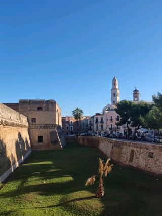 🇮🇹 Bari: A true taste of southern Italy – octopus, focaccia, and winding streets! (Take note)