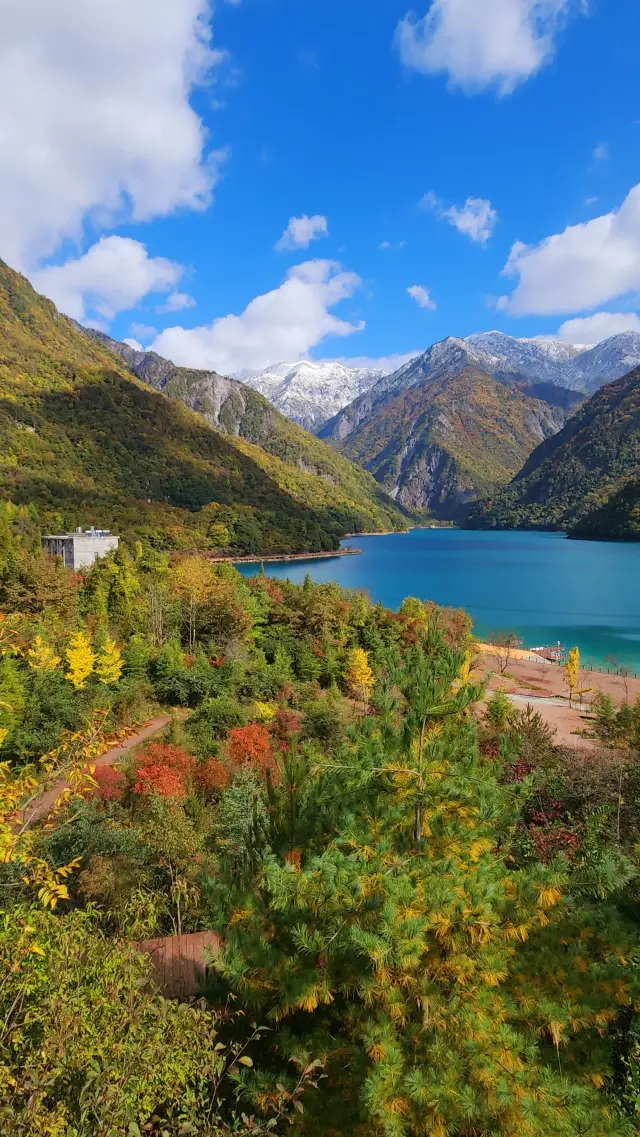 Wen County's Tianchi is covered with red mountains in autumn