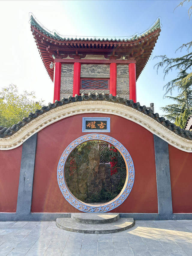 霍去病墓與衛青墓塚一牆之隔，一個萬人敬仰，一個荒草叢生