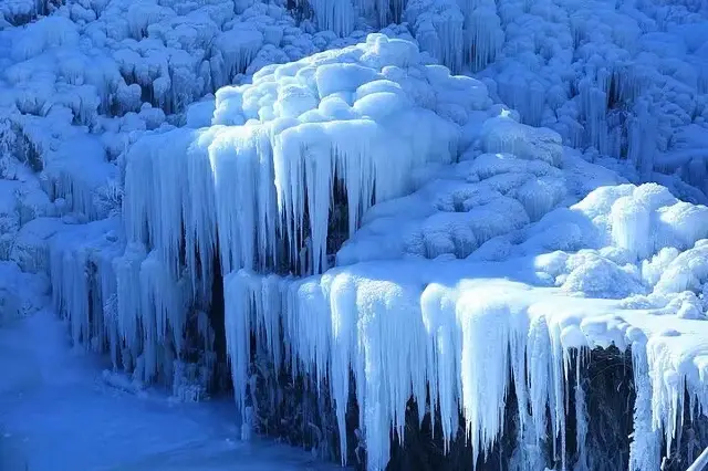 The ice waterfall is as beautiful as a painting, Henan·Baligou