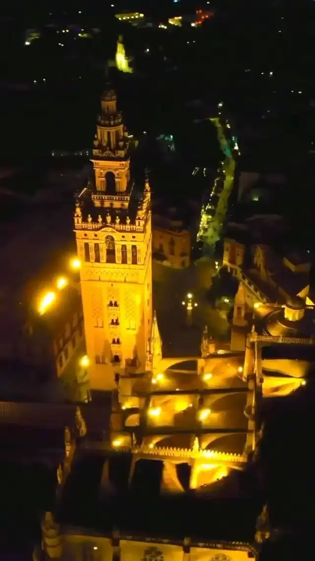 Jaw-dropping Splendor: La Giralda Bell Tower and Seville Cathedral in Seville!