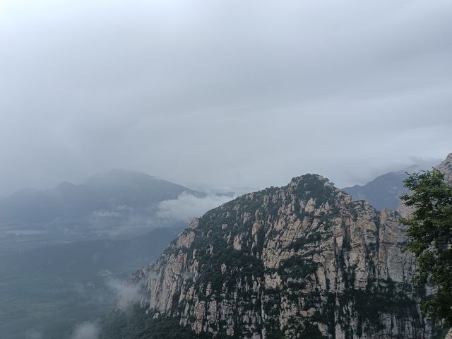 煙雨急行登嵩山