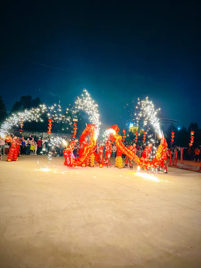 Chương trình biểu diễn đèn lồng thật khó tả, màn múa lân và làm hoa sắt rất đẹp!