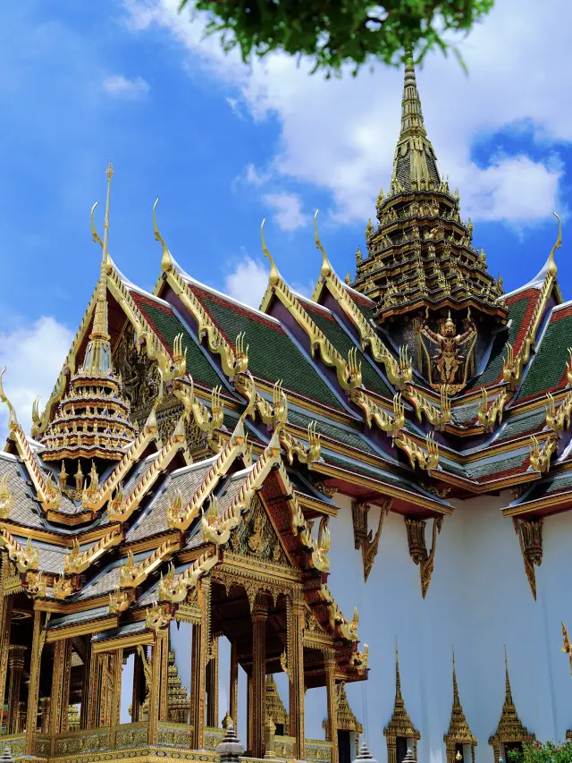 Enjoy a 2-hour easy tour of the Grand Palace in Thailand