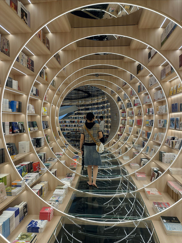 深圳最美的書店走進莫比烏斯環藝術展！
