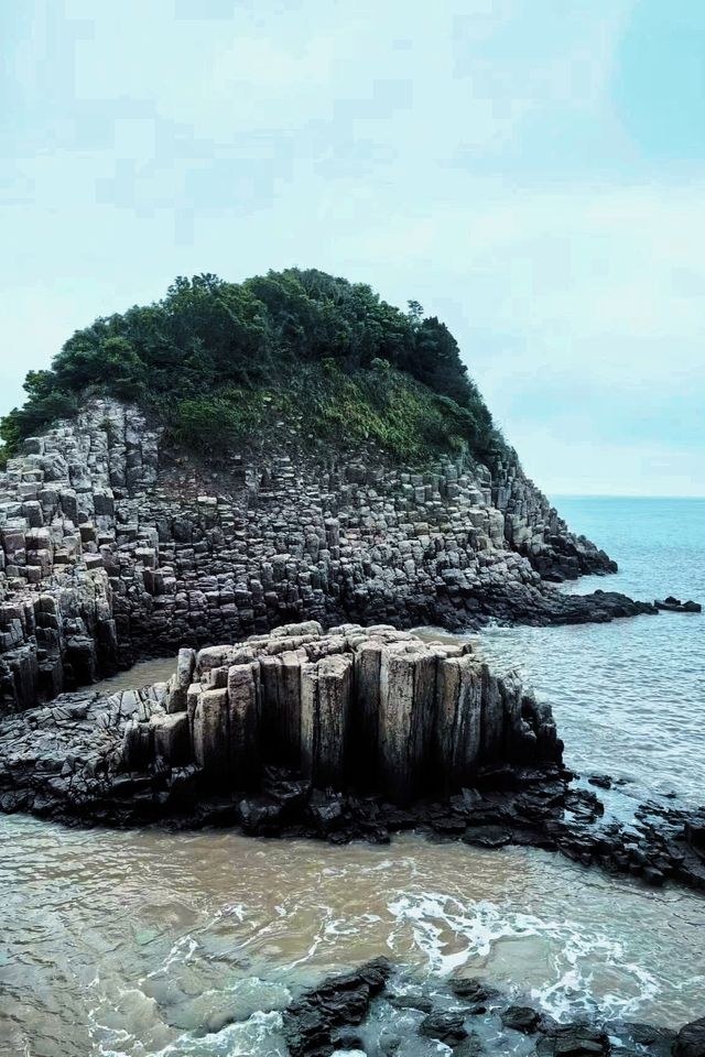 之前見到過韓國濟州島的柱狀節理帶，沒有中國象山的壯觀！