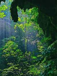 泉水清澈見底，周圍山峰倒映，景色如畫