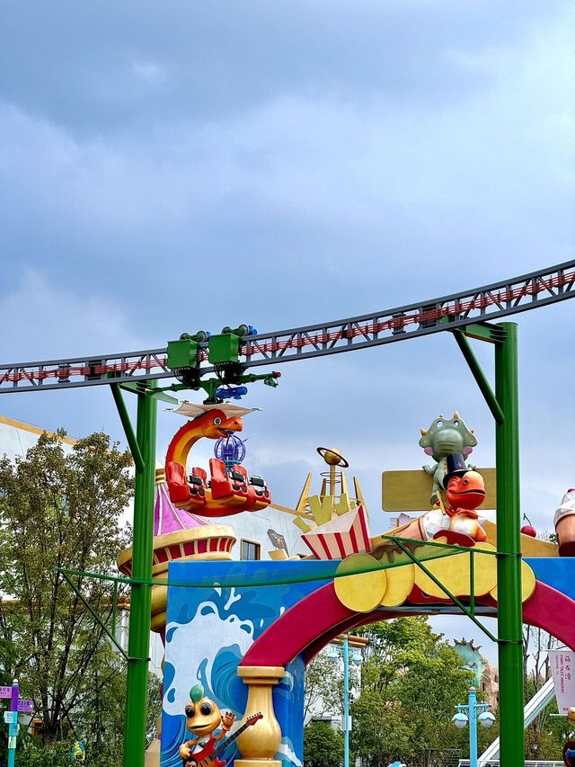 我很少用"震撼"來形容一個樂園,但武漢新開的這個人少。