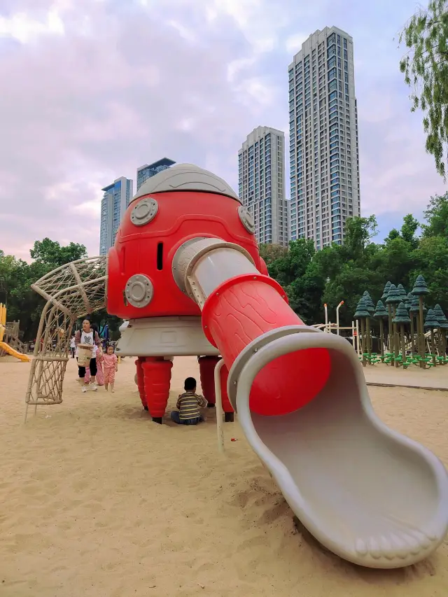 New place to take your kids in Wuhan - Free beach playground! 