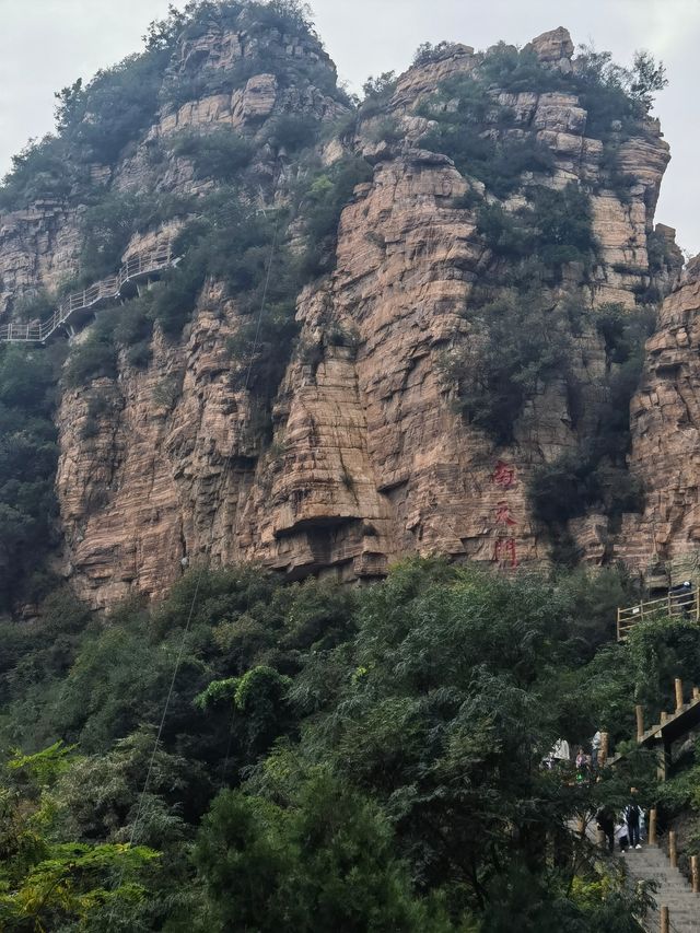 雲端漫步東太行 體驗丹霞奇觀。