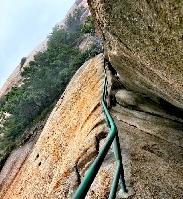 鳳凰山探秘：解鎖遼寧奇山的驚險與絕美攻略。
