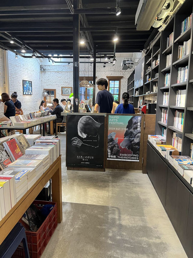 藏在二樓的老宅書店咖啡廳☕台北人的精神角落