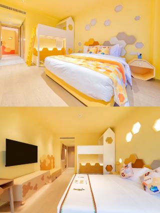 The ceiling of the Treasure Family Hotel is so cute~so great! Love love