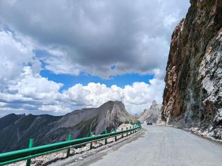 Enter from Diebu and cross the Rock Road