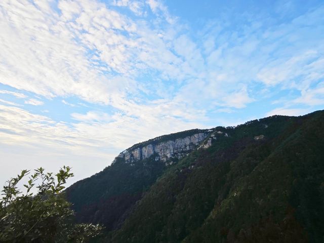 廬山，這座被譽為「人文聖山」的避暑勝地，正靜靜等待你的到來。讓人完全沉浸於它的詩意與清涼。 行程安